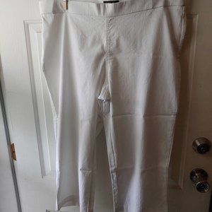 Fashion Bug. Capris pants. White. Size 18W